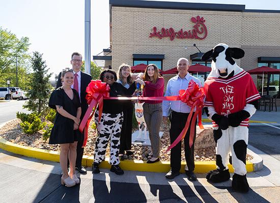 Members of the 澳门新普京注册 and Chick-fil-A communities cut the ribbon on a wolf statue